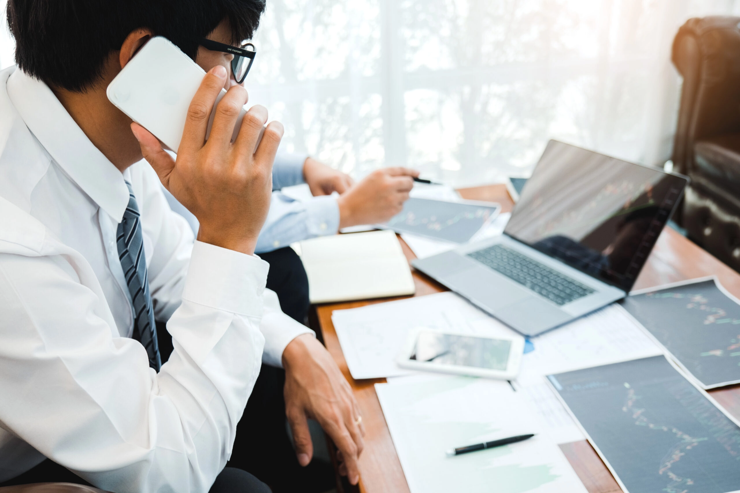 contrarian traders analysing stock market for trading