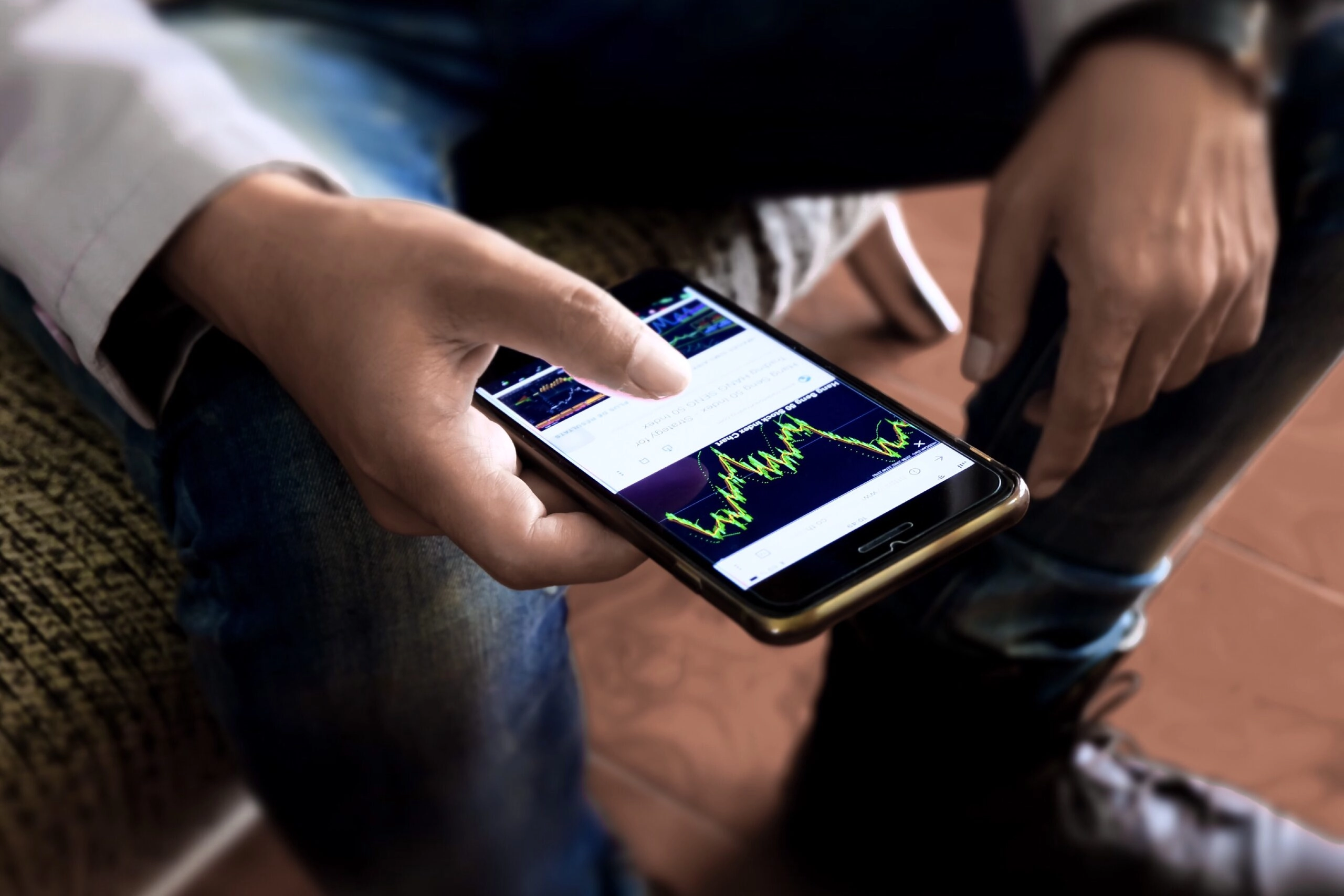 copy trader looking at trading signals provided by forex signal providers on copy trading platforms